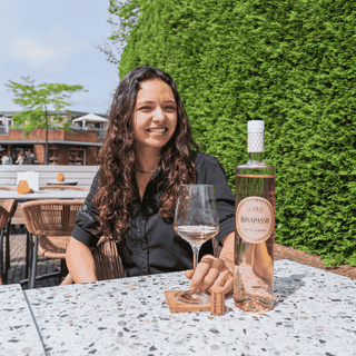 Benthe Bronsgeest Serveert een glas Rosapasso bij Verboon Wines