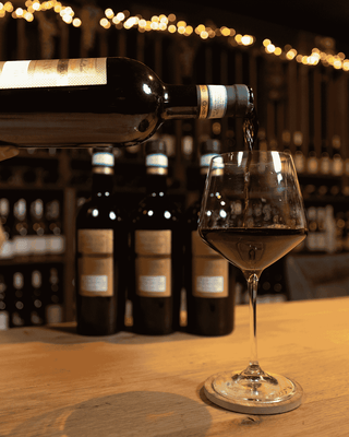 Inschenken van Conte di Campiano Primitivo di Manduria 
