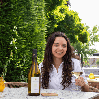 Benthe met een glas Domaine Des Marronniers Chablis