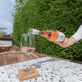La Villette Rose wordt geserveerd op het terras van Verboon Wines Wine Bar