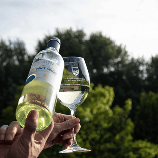 Sartori Pinot Grigio sfeer foto buiten met fles