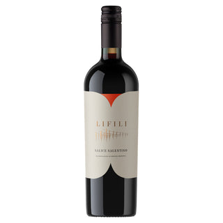 Fles A6Mani Lifili Salice Salentino rode wijn uit Puglia, Italië, met een crèmekleurig etiket en zwarte schroefdop op een witte achtergrond.