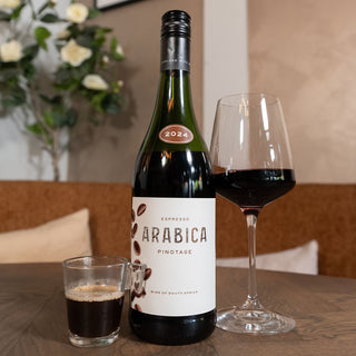 Arabica Espresso Pinotage 2024 uit Zuid-Afrika met glas rode wijn en espresso.